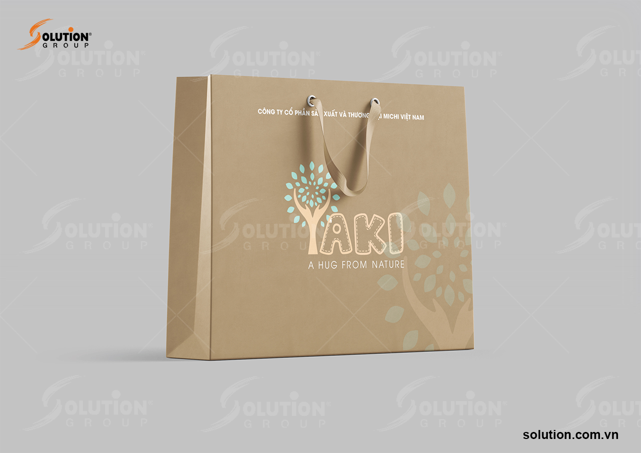 thiết kế logo shop quần áo Yaki trên túi quà tặng