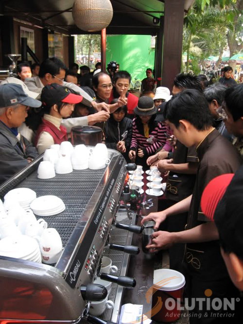 Quan khách tham gia sự kiện Festival được thưởng thức cafe miễn phí