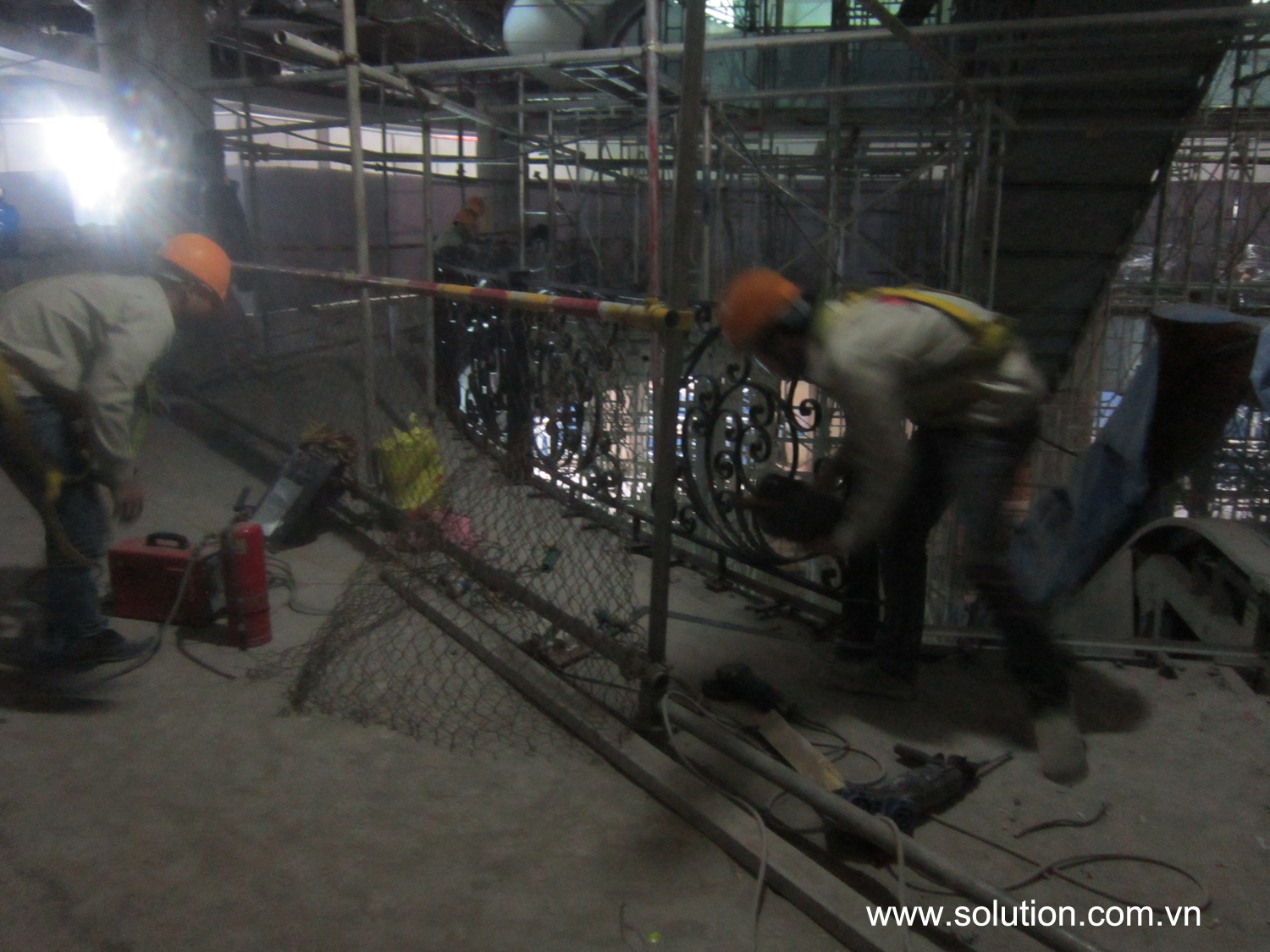 Nhân viên kỹ thuật đang thực hiện lắp giàn giáo chuẩn bị thi công showroom vàng Minh Tân