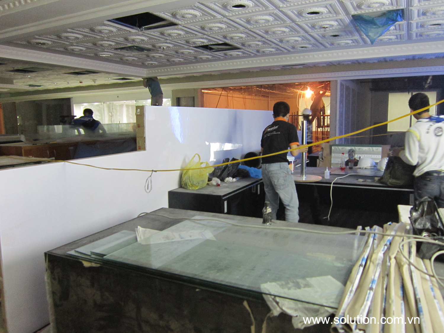 Nhân viên kỹ thuật Solution đang tiến hành thi công lắp ráp nội thất showroom vàng Minh Tân