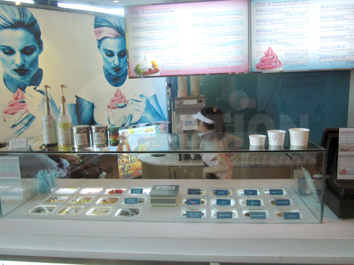 Shop kem được thiết kế với tông màu xanh và màu hồng chủ đạo