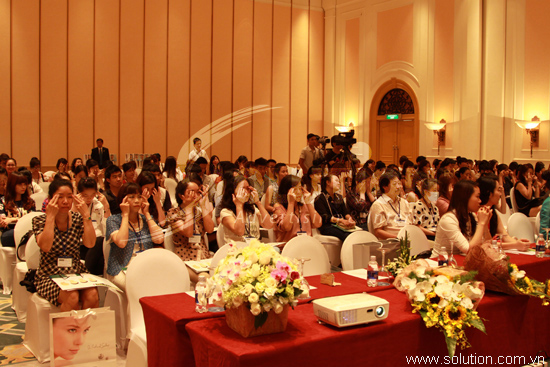 Rất nhiều khách mời tham gia thực hiện động tác massage theo hướng dẫn của nhân viên massage Hoàng Hạc