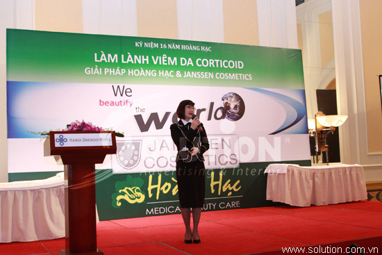 Bà Nguyễn Phúc Cẩm Anh - GĐ Cty Hoàng Hạc chia sẻ trong chương trình hội nghị
