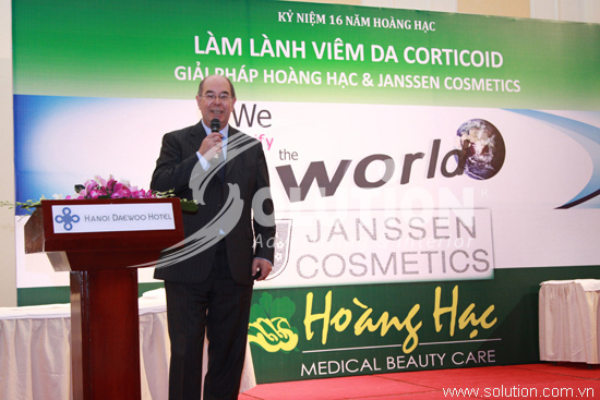 Ông Walther Janssen - Người sáng lập nhãn hàng Janssen Cosmetics phát biểu trong hội nghị