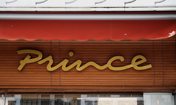 thiet-ke-bien-hieu-dep-17