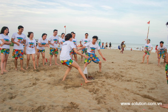 hoat-dong-teambuilding-tren-bien.jpg hoat-dong-teambuilding-tren-bien.jpg