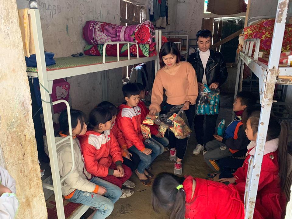 phat-qua-cho-cac-em-nho-ngheo phát quà cho các em nhỏ