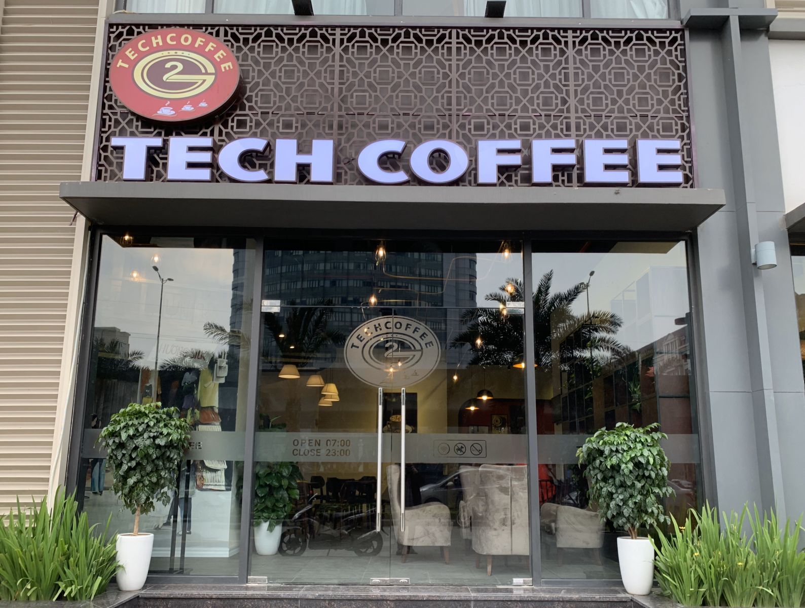 Mặt tiền của Tech Coffee Phạm Hùng