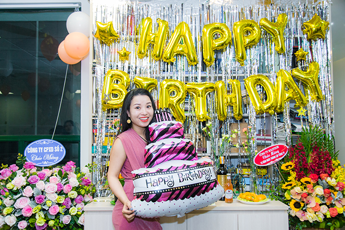 giám đốc sáng tạo dự sinh nhật công ty thiết kế quảng cáo Solution