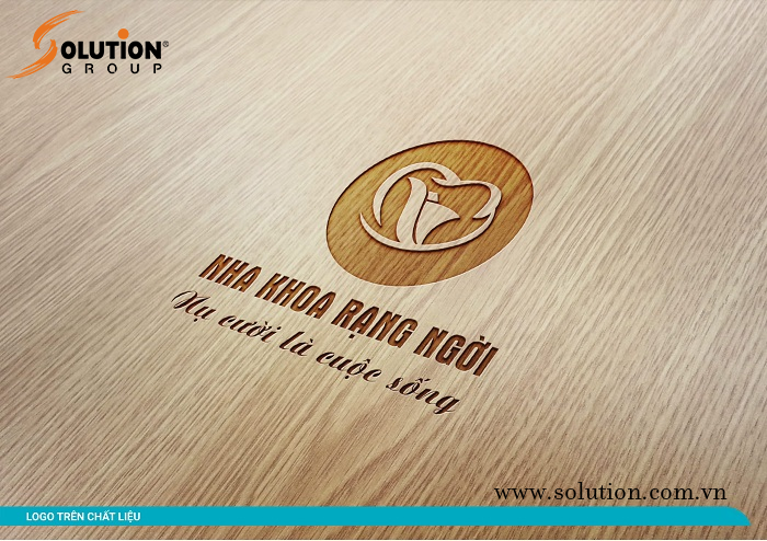 logo răng hàm mặt  rạng ngời trên nền màu sáng