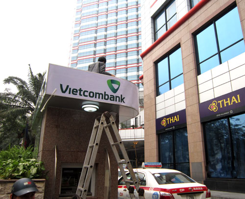 Thi công lắp đặt biển quảng cáo VCB trụ sở Lý Thường Kiệt
