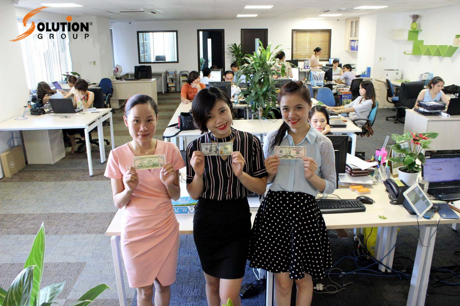 Nhan-vien-SolutionGroup