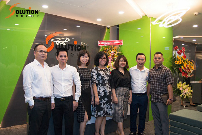 SolutionGroup-Thiet-ke-logo-va-nhan-dien-thuong-hieu