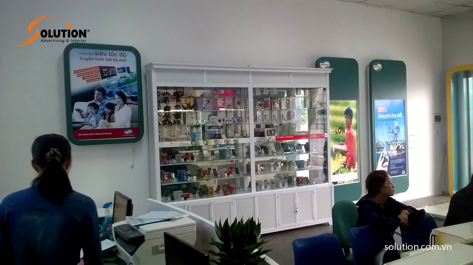 thiet-ke-va-thi-cong-noi-that-showroom-viettel-hung-yen-3